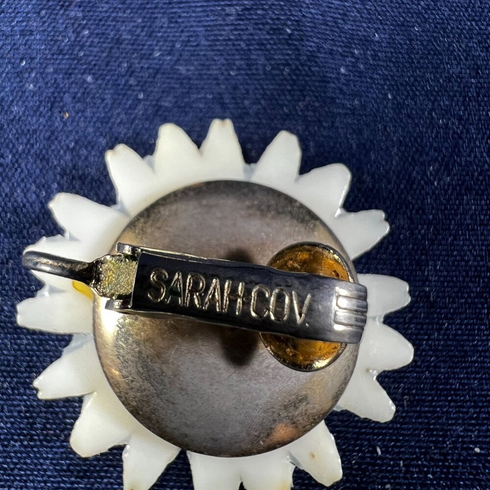 Vintage Sarah Coventry Daisy Clip-On Earrings White & Yellow Floral Design Retro - Picture 3 of 3